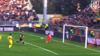 驚愕！ 鈴木彩艶、“至近距離弾キャッチ”が話題「今季最高の出来」「バケモノでしかない」現地メディアやファンが唸った瞬間