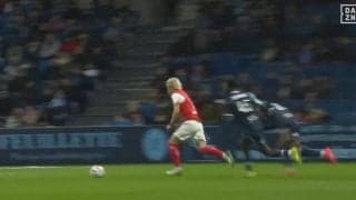 どうなってんだよ！ 伊東純也、“急加速”爆速カットイン「止めれねえ…」 相手DF3人をブチ抜く… 豪快すぎる“ゴラッソ未遂”が「エグすぎ」