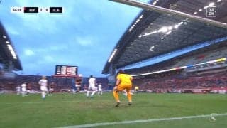 「大当たり～」浦和・リンセン、爆速ミドルに強引ヘッドで突っ込む驚愕ゴールの瞬間「狙って当ててんのエグい」