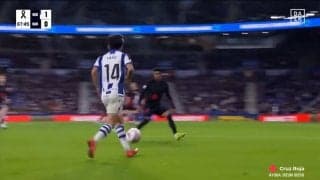 久保建英がバルサの“Wマーク”を無効化！「2枚付けてるのにボコボコにされてる」必殺アウトサイドパスで決定機演出の瞬間