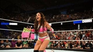 “高飛車”女子レスラー、私服ドレスが超話題に！ 胸元露出のクールすぎるギャップにファン大熱狂「超ホットすぎる」「美貌は世界一」