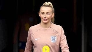 マンチェスター・シティ長谷川唯の｢大の仲良し｣美人すぎる相棒、｢美くびれ全開｣ヘソ出しコーデ＆｢雰囲気ガラリ｣巻き髪で新鮮ファンサ