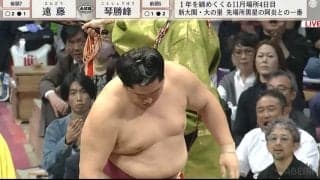 「大丈夫か？」勝った力士も“どうした”と心配顔…力士が突然後ろに倒れ込むアクシデント「危ない！」館内ざわめき