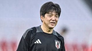「うまっ」「真似できない」日本代表元10番の名波浩コーチが披露した凄テク“片足ヒールリフト”が話題！「これどういう仕組み？」「魔法の左足は健在」と驚嘆の声