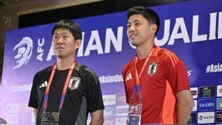 日本代表の公式会見でまさかの光景……主将・遠藤航のサイン欲しさにインドネシアのTV局記者がユニフォームを持って飛び出す！ 現地で見た「神対応」の一部始終とアジアで高まる注目度