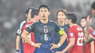日本代表とインドネシア代表との試合後のピッチの上で2組の選手がユニフォーム交換……日本代表人気すさまじい現地で、大勢のサポーターが熱狂的応援を演出した一戦後のノーサイドな瞬間