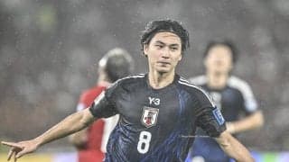 日本代表サポーターがインドネシアの7万人大観衆の超アウェイスタジアムでも「青いゴミ袋での応援作戦」発動！ パリ五輪でも話題の画期的応援方法で森保ジャパンを力強くサポート