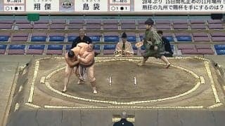 あぁ、腕が…！ 現役最年長力士が見せた厳しい攻めに館内騒然 “28歳差”対決で貫録も