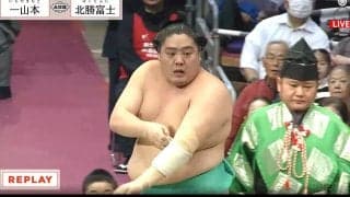やべっ…！ 土俵下で何が起きた？ “あわや”の展開に勝った力士が… 敗れた力士がたまり席にダイブ “迷実況”も誕生
