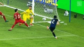 嘘だろ？「狂ったアングル」菅原由勢の“ニアぶち抜きゴラッソ”に海外ファンも驚愕！「あんな狭いスペースを…」「スーパーだ」