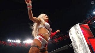 ラテン系美女レスラー、金属で覆われた斬新ボディ＆マスク姿 指に手裏剣も装着