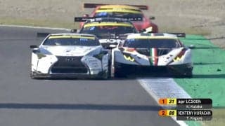 「退け退けとばかりに！」ランボルギーニとレクサスが“超接近ドッグファイト” タイヤ接触も「鳥肌もの」ファン沸騰