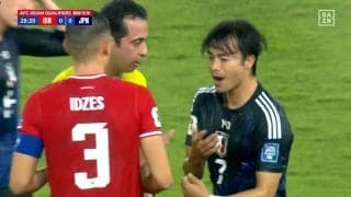 おかしいだろ！「相手からぶつかってきた」三笘薫へのイエローカードが物議「これで妨害？」「自爆やん」