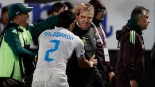 かつて日本を指揮したアギーレ監督が流血…相手ファンの投げた缶が直撃する事件、相手監督は批判「選手たちの努力を台無しにする」