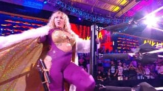 怒り狂った女子レスラー、背後からバールで“ガチ攻撃”の凶行 戦慄映像に「場合によっては一大事」ファンもドン引き