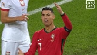 一体なにが…C・ロナウドが激昂！ 主審の目の前で「ふざけんな」ポーズ→イエローカードでも怒りが収まらなかった一部始終「落ち着けってw」