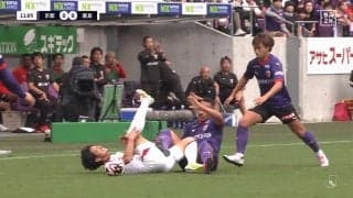 「カード出さんと荒れるぞ」交錯からの“蹴り上げ”疑惑でスタジアム騒然「レッドだろ！」「故意ではないな」ファンの意見は真っ二つ