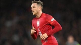 大敗後にC・ロナウドと記念写真で物議　ポーランド代表10番が反論…「負けたんだから隅っこに隠れてろとでも？」