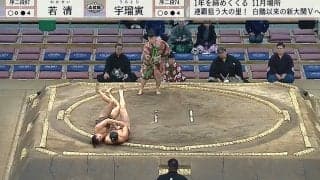 61キロ力士、何をした？ “レア技”で巨体をひっくり返す 一瞬の出来事に館内騒然 倒れた力士に手を…優しさも