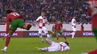 一体、何が起きた？ 39歳モドリッチ、“まさかの展開”「ヤバすぎる…」 危険スライディングで大転倒→余裕でプレー続行「鉄人かよ！」