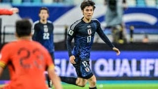 「試合後の白熱した議論イイ」日本代表MF田中碧が試合後に「南野拓実とのホワイトボード議論」見せた！ 先発起用された注目の中国戦後のサッカー探求場面