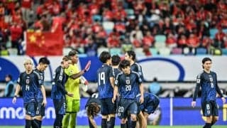 「日本じゃ有り得ない」日本代表と中国代表の試合中ピッチに乱入者が出現し「選手に抱き着く」→「警備員を振り切る」→「服を脱ぐ」の衝撃！ 手足を4人に掴まれて強制退去の衝撃場面