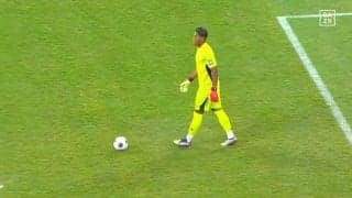 卑劣！中国戦で顔面狙いの執拗なレーザー攻撃「スポーツ以前の問題」GK鈴木彩艶の目元に連続照射！一歩間違えれば失明の危険性も