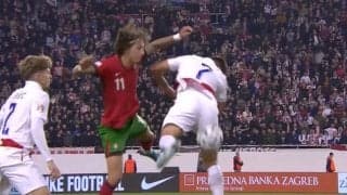 終わった… 危険すぎる“肘打ち”→顔面直撃で流血！ 吹っ飛ばされて完全KOで立ち上がれず… スタジアム騒然