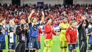 「1枚目の写真が面白過ぎるＷ」日本代表の試合直後の笑顔を収めた公式写真の「まさかのポジショニング」が話題に！「どこから顔出してんねん笑笑」「その隙間からカメラ目線は反則よw」の声