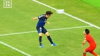 えっ、なぜフリー？ 日本代表新エース候補の“巧みすぎる駆け引き”が刮目に値！「中国のDFなにしてんの？」伊東純也の絶品クロスをヘディングで流し込んだ瞬間