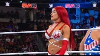 凄いのはコスプレだけじゃなかった…！ ラテン系美女レスラー、華麗な“空中”合体技が話題