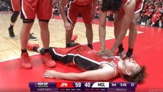 場内騒然… 比江島慎に“緊急事態”？ コート外に吹っ飛ばされる→まさかの“心臓マッサージ”… ネット爆笑「仲良すぎw」