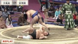 「自分からコケた？」“あっと驚く”決まり手 20歳“規格外”力士の妙技にファン困惑