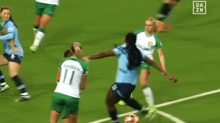 【話題沸騰】女子CLで“ミサイル級”の衝撃ゴール→長谷川唯が満面スマイルで祝福「怒りの一撃」「世界最高の女性ストライカー」「規格外」