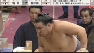 まるで赤子を抱くように…豊昇龍、元大関を“ヒョイっ”と吊り出し……圧巻のパワーに観客お口あんぐり、敗れた力士は苦笑い