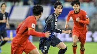 【”森保ジャパン”の鍵となる２シャドー。敵地2連戦で明らかになった形と進化(1)】軸となる南野拓実、鎌田大地、久保建英の3人の違いと特徴とは……南野の柔軟性が生かす“もう一人”