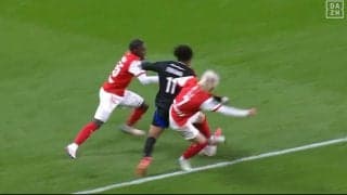 「ファウルかなって」伊東純也、あわやPKの“ギリギリ”神タックル炸裂「ヒヤリとしたな」際どすぎるボール奪取の瞬間