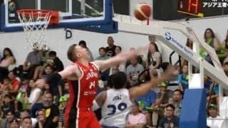 吹っ飛ばしすぎ！ 日本代表の大黒柱に「ドン引き」 世界基準のプレー… ド迫力“ブロックショット”が「怖っ！」「エグすぎる」