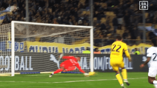 「感動した！」鈴木彩艶に“同じ手”は通じない！ 神反応で強烈ショットを防いだ瞬間「ナイスセーブ」現地メディアからも称賛の声