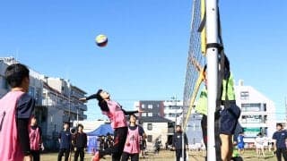 芝生の上でバレーボール!? 専門学校が主催する大会にビーチのトップ選手も参加「上達につなげてもらえたら」【TSRグラスバレー杯 取材レポート】