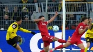 「神だ」エグすぎる“ドライブシュート”に海外ファン熱狂！「アンビリーバブル」「とんでもないコース」確率２％の奇跡のゴールが決まった瞬間