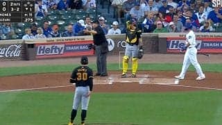 ブチギレ審判が“大暴れ”！ 新人王の“生意気な態度”に大激怒… 監督にも噛み付く珍プレー「あの顔w」「またこの審判か」