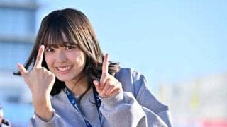 「超絶可愛い」「反則級の!?可愛さ…」J1昇格クラブのスタジアムMCを務める「人気女優の制服でのボールひざ乗せショット」が大反響！ グラビアにも挑戦するなど多彩な活躍を披露中 