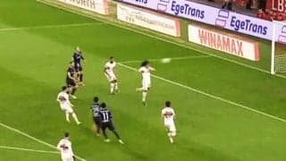 飛びすぎだろ！ チェイス・アンリ、超打点の“ボンバーヘッド”がド迫力！ 日本代表入りも期待される20歳が好クリアした瞬間