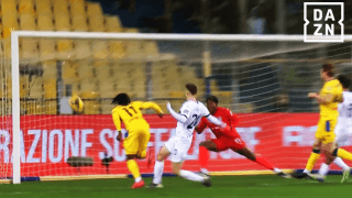 「DFが酷すぎる…」鈴木彩艶が“無慈悲すぎるシュート”で失点→同情の声「味方のフォローがない」「世界レベルの経験で成長してほしい」