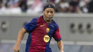 44歳ロナウジーニョが魔法がかった超絶FK！　来日も決定したなかの健在ぶりに「流石すぎる」「ロナウジーニョしてるな」