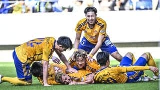 「スポーツマンシップのいい姿でした」J1昇格PO後に勝者・J2仙台の選手が敗者・長崎の選手に見せた「指揮官も目を細める感動の光景」とは……勝敗が付くスポーツだからこその紳士的振る舞い