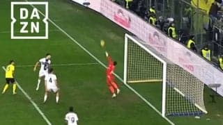 「人間を超えた…」鈴木彩艶が“神反応スーパーセーブ”炸裂→敵FWも唖然！「奇跡を起こした」「またも防いだ」現地メディアも大絶賛