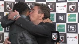 「感動した」現役引退の青山敏弘 “敵将”のインタビューに突如乱入 恩師ミシャとの熱い抱擁＆キスに「花道を作ってやりたかったんだな」