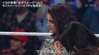 デニムジャケットの下は胸元ザックリ…前女子王者の大胆すぎる衣装が話題